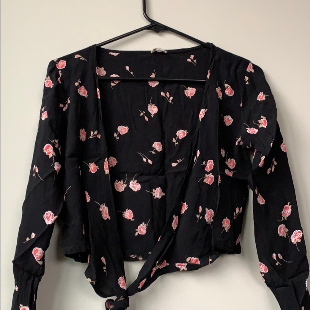 Brandy Melville cropped tie up shirt - Picture 3 of 3